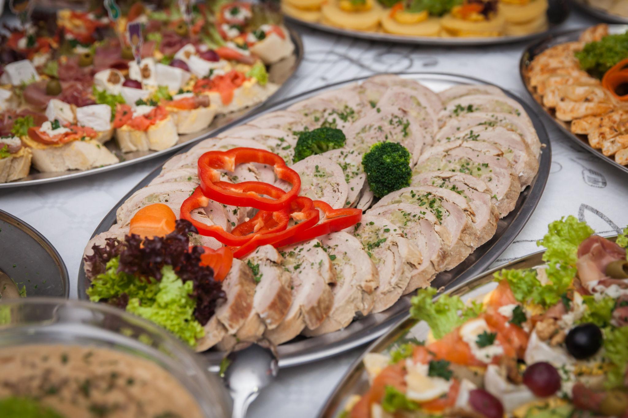 Açık Büfe mi Tabak Servisi mi? Davetiniz İçin En Doğru Yemek Konsepti